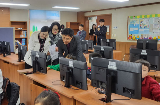홍정표 도교육청 제2부교육감이 수원 정자초등학교를 찾아 방과후·돌봄 현장을 점검하고 있다./사진제공=경기도교육청