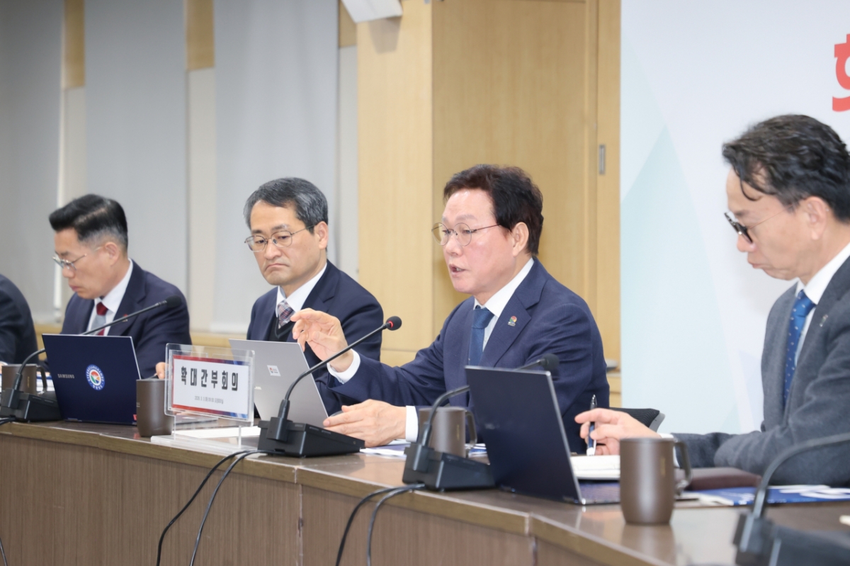 박완수 경남도지사(오른쪽에서 2번째)가 확대간부회의를 하고 있다./사진제공=경남도