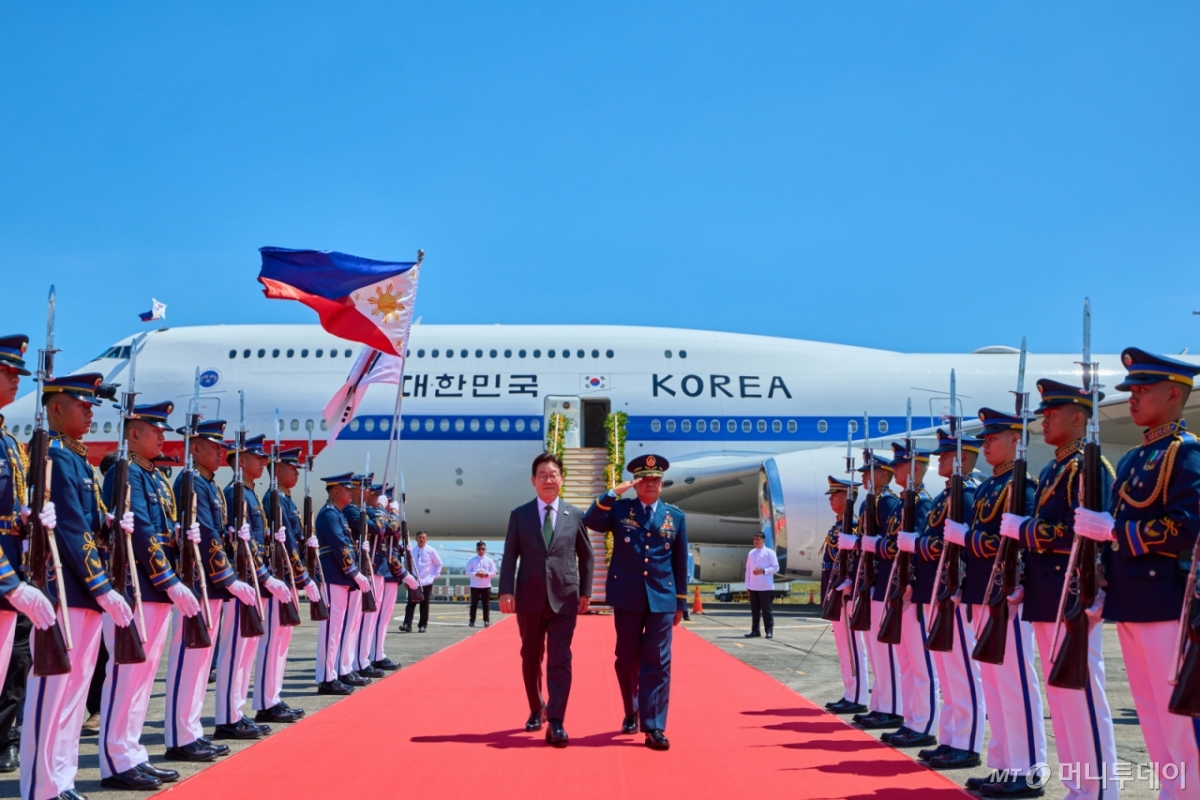 (마닐라(필리핀)=뉴스1) 허경 기자 = 이재명 대통령이 3일(현지시간) 필리핀 마닐라 빌라모어 군공항에 도착한 후 이동하고 있다. (공동취재) 2026.3.3/뉴스1  Copyright © 뉴스1. All rights reserved. 무단 전재 및 재배포,  AI학습 이용 금지. /사진=(마닐라(필리핀)=뉴스1) 허경 기자