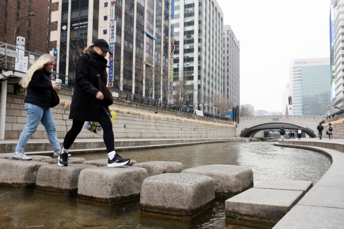 수요일인 4일 전국이 대체로 맑겠으나 동해안과 경상권에는 흐린 하늘이 펼쳐지겠다. 밤에는 수도권 지역 미세먼지 농도가 높겠다. /사진=뉴스1