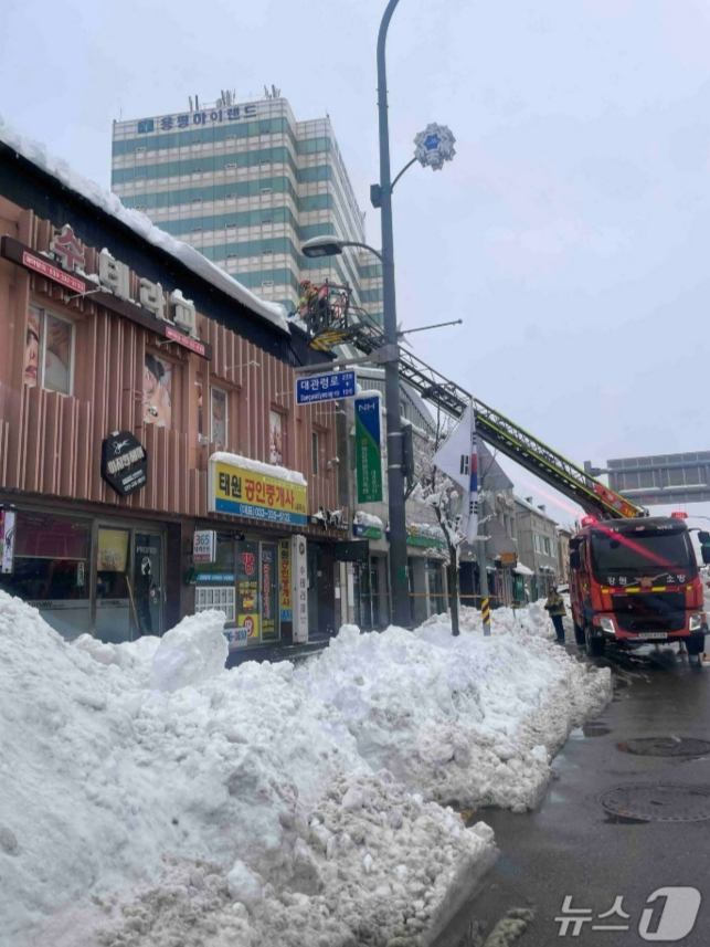 강원 산지를 중심으로 최대 60㎝가 넘는 폭설이 쏟아진 3일, 강원 지역 곳곳에서 사고가 잇따랐다. /사진=뉴스1 