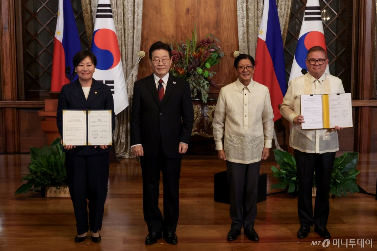 (마닐라(필리핀)=뉴스1) 허경 기자 = 송미령 농림축산식품부 장관과 프란시스코 티우 라우렐 필리핀 농업부 장관이 3일(현지시간) 필리핀 마닐라 말라카냥궁에서 이재명 대통령과 페르디난드 마르코스 주니어 필리핀 대통령이 임석한 가운데 농업협력에 관한 양해각서(개정)를 체결한 뒤 기념촬영을 하고 있다. 2026.3.3/뉴스1  Copyright © 뉴스1. All rights reserved. 무단 전재 및 재배포,  AI학습 이용 금지. /사진=(마닐라(필리핀)=뉴스1) 허경 기자