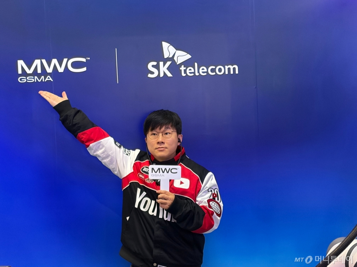 인기 유튜버 슈카가 MWC26에서 SK텔레콤 부스를 방문했다./사진=윤지혜 기자