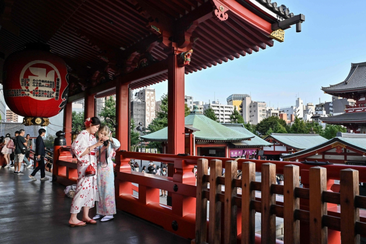 지난해 9월 도쿄 중심부 아사쿠사 지역의 센소지 사원을 방문한 외국인 관광객들이 찍은 사진을 확인하고 있다. / 사진 = (도쿄 AFP=뉴스1)