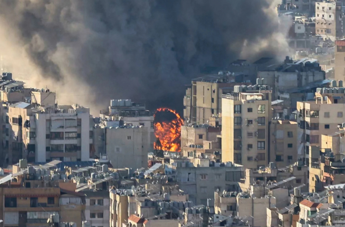 2일(현지시간) 이스라엘군의 공습으로 레바논 수도 베이루트에서 불길과 검은 연기가 치솟고 있다. /AFPBBNews=뉴스1