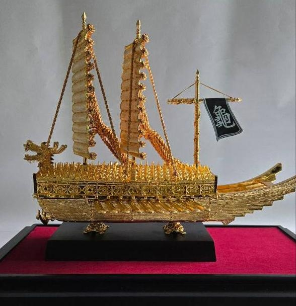 필리핀 대통령 부부에게 선물로 전달된 금거북선 모형. / 사진제공 = 청와대