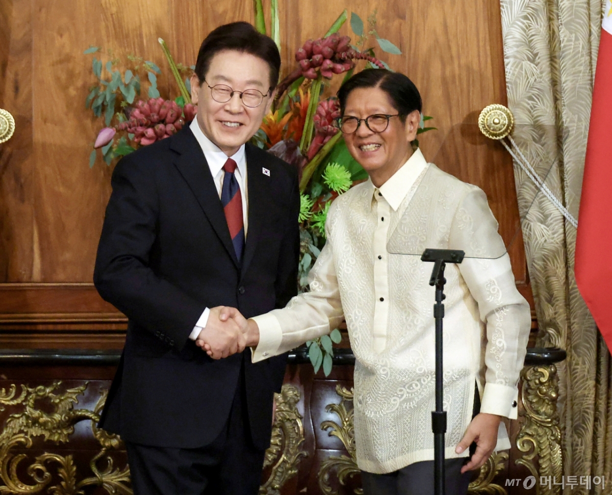 [마닐라=뉴시스] 최동준 기자 = 필리핀을 국빈 방문 중인 이재명 대통령이 3일(현지 시간) 마닐라 말라카냥궁에서 페르디난드 마르코스 주니어 대통령과 한-필리핀 공동 언론발표를 마친 뒤 악수하고 있다. 2026.03.03. /사진=최동준