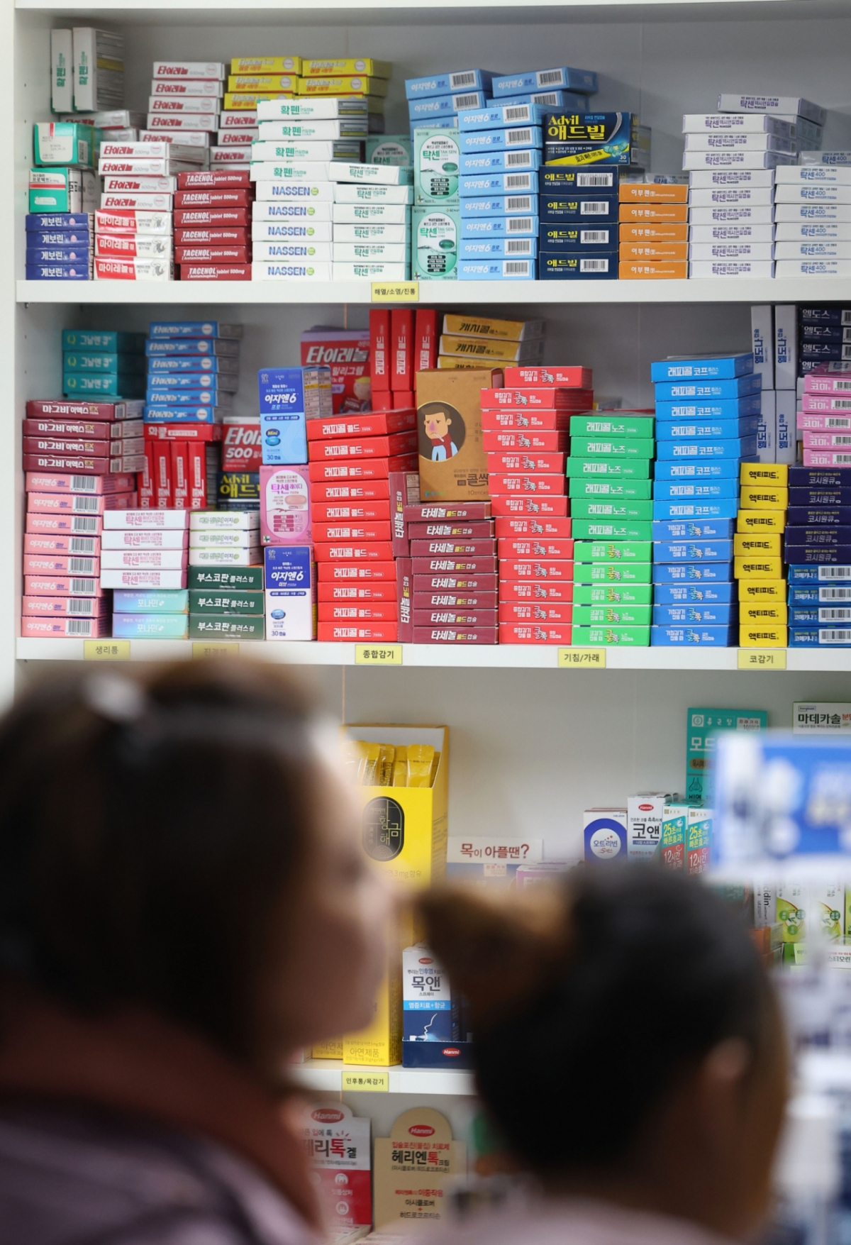 서울에 위치한 한 약국에서 손님들이 약을 구매하고 있다./사진=뉴시스