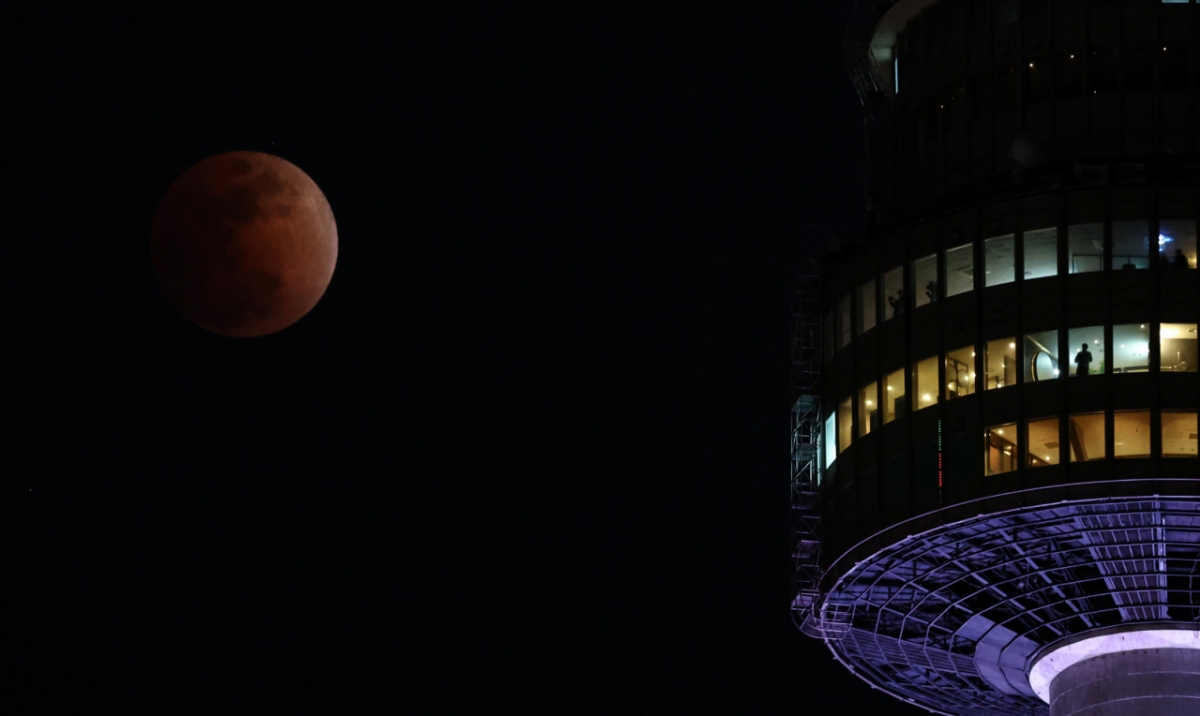 3일 밤 '블러드문'이 서울 남산타워 뒤에 뜬 모습. / 사진 = 뉴스1