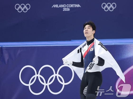 황대헌이 14일(현지시간) 이탈리아 밀라노 아이스스케이팅 아레나에서 열린 2026 밀라노·코르티나담페초 동계올림픽 쇼트트랙 남자 1500m 결승에서 은메달을 따낸 후 먼곳을 쳐다보고 있다. /사진=뉴스1