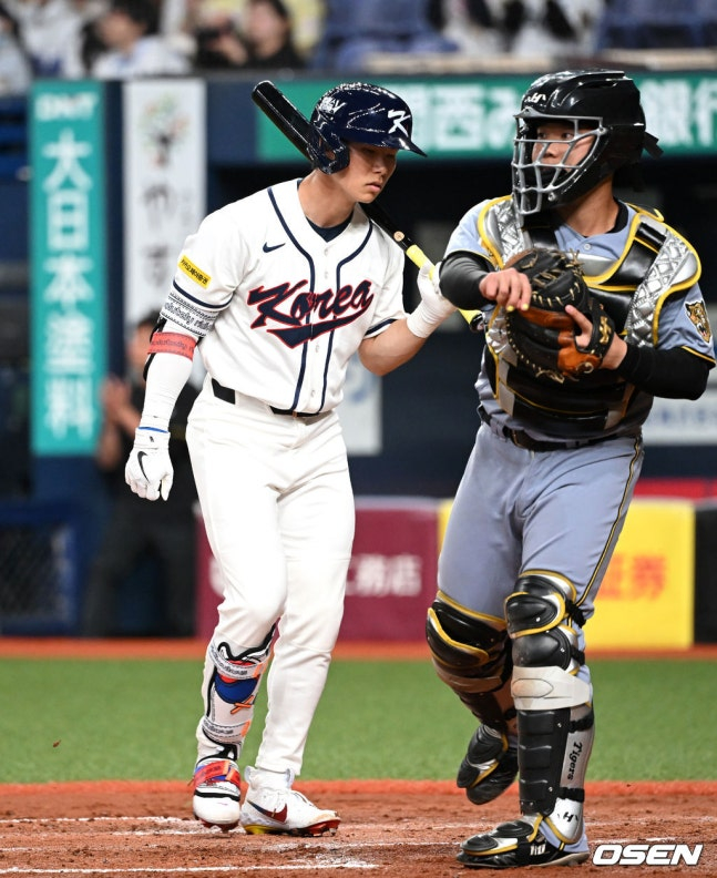 2일 한신전에서 아쉽게 삼진으로 물러난 김헤성(왼쪽).