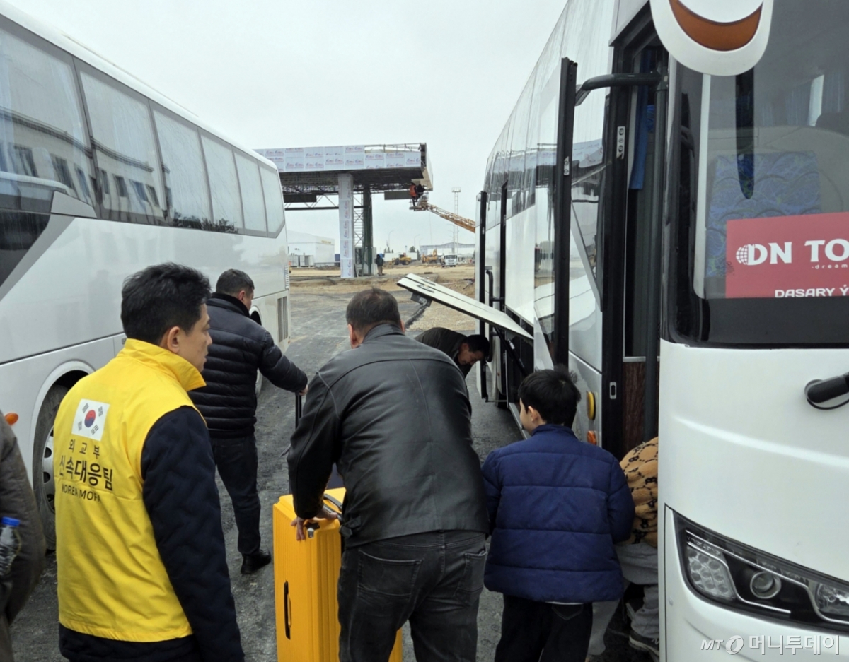 (서울=뉴스1) 김명섭 기자 = 이란에 체류 중이던 우리 국민 23명이 주이란대사관과 현지에 급파되어 있던 외교부 신속대응팀(단장 : 임상우 재외국민보호 및 영사 담당 정부대표)의 지원으로 3일 오후 (한국 시간) 투르크메니스탄으로 무사히 대피했다. 금번 대피 인원은 주이란대사관에서 임차한 버스 2대에 나눠타고 지난 2일 오전 대사관 직원들의 인솔 하에 출발했고, 중간 기착지에서 1박 후 3일 오후 이란-투르크메니스탄 국경을 넘어 안전하게 입국 수속을 마쳤다. 현재는 주투르크메니스탄대사관에서 임차한 버스를 이용하여 수도 아시가바트로 이동 중이며, 내일 한국 또는 제3국으로 개별 출국 예정이다. (외교부 제공. 재판매 및 DB 금지) 2026.3.3/뉴스1  Copyright © 뉴스1. All rights reserved. 무단 전재 및 재배포,  AI학습 이용 금지. /사진=(서울=뉴스1) 김명섭 기자