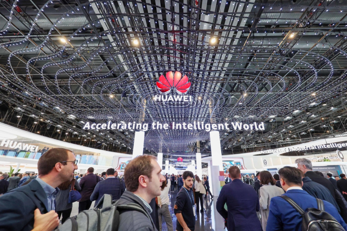 3일(현지시간) 스페인 바르셀로나 피라 그란 비아 전시장에서 열린 '모바일 월드 콩그레스(MWC) 2025'에 마련된 화웨이 부스가 관람객들로 붐비고 있다./사진=뉴스1