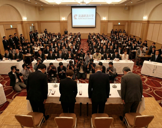 고개를 숙이고 있는 사과 현장. /사진=인공지능 AI 활용 생성