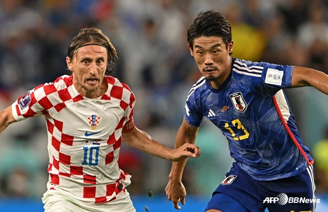 모드리치와 볼을 다투고 있는 모리타 히데마사(오른쪽). /AFPBBNews=뉴스1