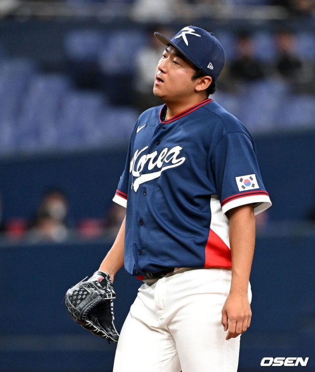 송승기가 볼 판정에 아쉬움을 나타내고 있다.