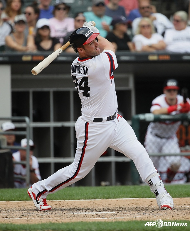 시카고 화이트삭스 시절 안타를 날리는 맷 데이비슨. /AFPBBNews=뉴스1