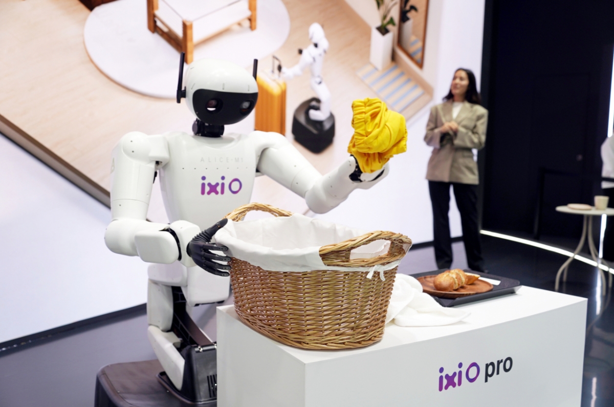 익시오와 결합한 휴머노이드로봇이 MWC26 현장에 전시된 모습./사진=LG유플러스