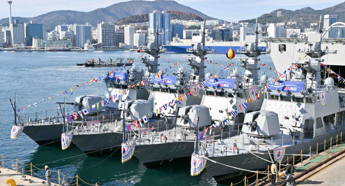 (서울=뉴스1) = 8일 부산 영도구 HJ중공업에서 해군 신형 고속정(PKMR) 참수리 231·232·233·235호정(1-4번함) 통합 진수식이 열리고 있다. (해군 제공. 재판매 및 DB 금지) 2025.12.8/뉴스1 Copyright © 뉴스1. All rights reserved. 무단 전재 및 재배포, AI학습 이용 금지. /사진=(서울=뉴스1)