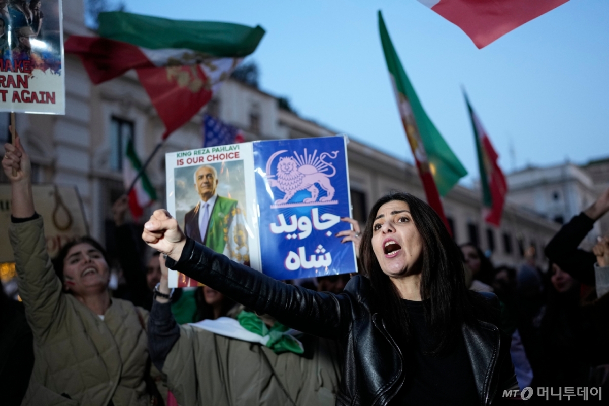 [로마=AP/뉴시스] 3일(현지 시간) 이탈리아 로마에서 이란 연대 시위대가 미국에 망명 중인 이란 마지막 왕세자 레자 팔라비 사진을 들고 구호를 외치고 있다. 2026.03.04. /사진=민경찬