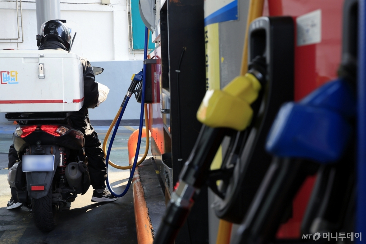 (서울=뉴스1) 박정호 기자 = 미국이 이란을 향한 군사적 압박 수위를 최고조로 끌어올리며 국제유가가 급등한 20일 서울 시내의 한 주유소에서 바이크 운전자가 주유를 하고 있다.    최근 미국은 2003년 이라크 침공 이후 최대 규모의 군사 자산을 중동 지역에 증강 배치한 상태로, 도널드 트럼프 미국 대통령은 전날 “10일 이내에 이란 공격 여부를 결정할 것"이라고 밝히며 서부텍사스산중질유(WTI)와 브렌트유 선물 등이 급등했다. 2026.2.20/뉴스1  Copyright © 뉴스1. All rights reserved. 무단 전재 및 재배포,  AI학습 이용 금지. /사진=(서울=뉴스1) 박정호 기자