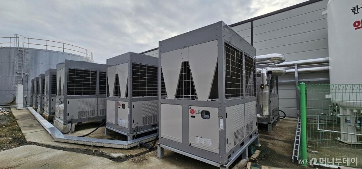 충남 부여군 규암면 백승호농가에서는 4500평 규모의 유리온실에 에너지절감기설인 공기열히트펌프를 설치, 대추 토마토를 재배하고 있다. 사진은 기계실 히트펌프 설치 전경