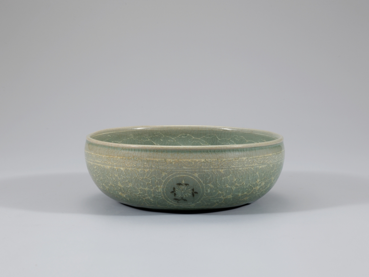 보물로 지정 예고된 '청자 상감쌍룡국화문 반'. /  사진제공 = 국가유산청