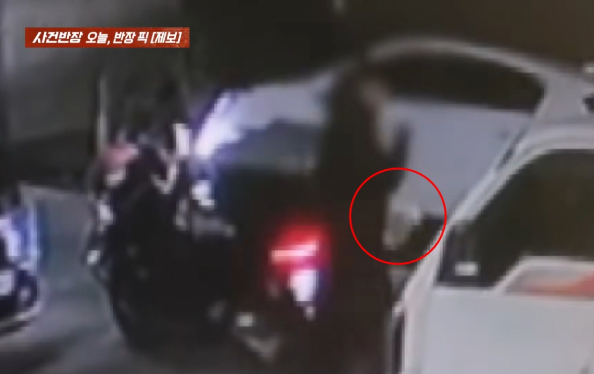 라이더가 배달하는 틈을 타 배달통에서 족발을 훔친 남성. /사진=JTBC '사건반장' 방송화면 캡처