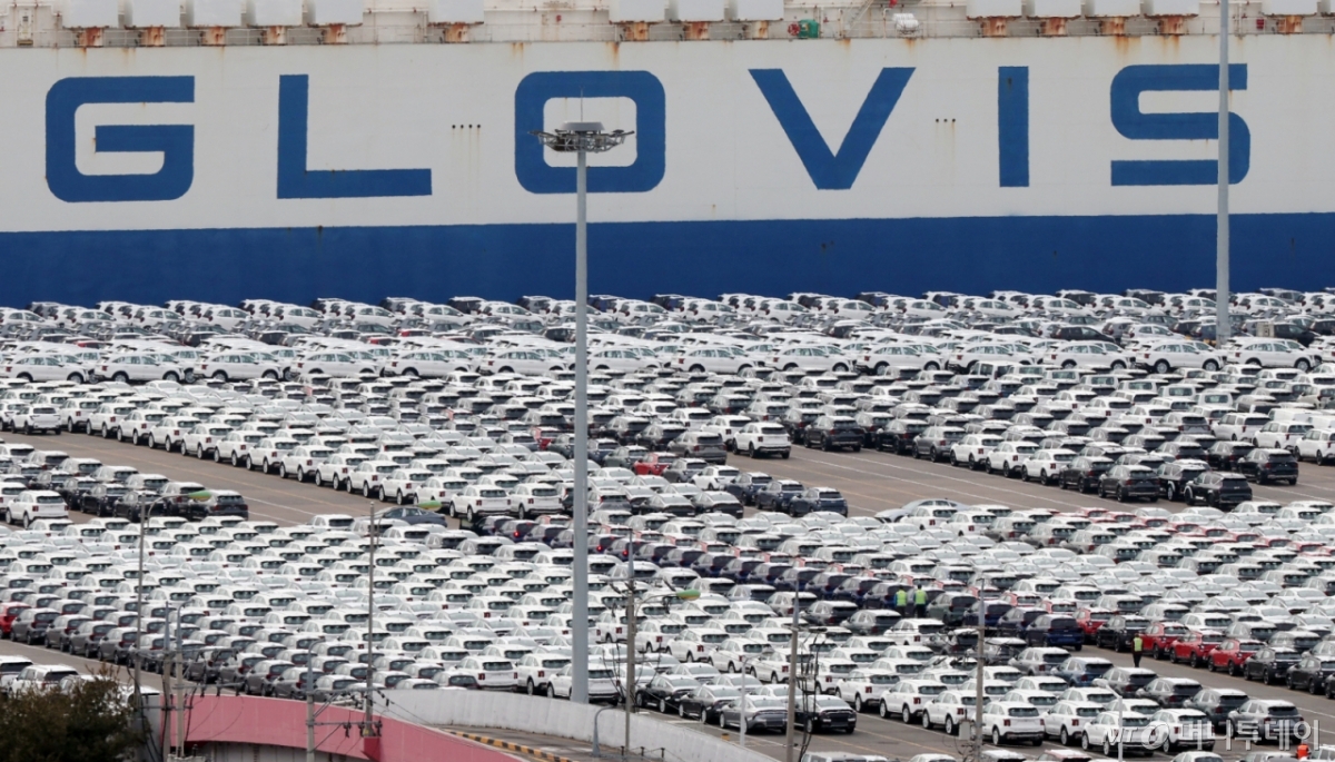 (평택=뉴스1) 김영운 기자 = 23일 경기 평택시 포승읍 평택항에 수출용 자동차가 세워져 있다. 이날 관세청에 따르면 이달 1~20일 수출은 전년동기대비 23.5% 증가한 435억 달러를 기록했다. 수입은 386억 달러로 11.7% 증가했으며 무역수지는 49억 달러 흑자를 기록했다. 이달 1~20일 수출의 경우 전년동기대비 반도체(134.1%), 석유제품(10.5%), 컴퓨터 주변기기(129.2%) 등이 증가한 가운데 승용차(-26.6%)는 감소는 줄었다. 2026.2.23/뉴스1 Copyright © 뉴스1. All rights reserved. 무단 전재 및 재배포, AI학습 이용 금지. /사진=(평택=뉴스1) 김영운 기자