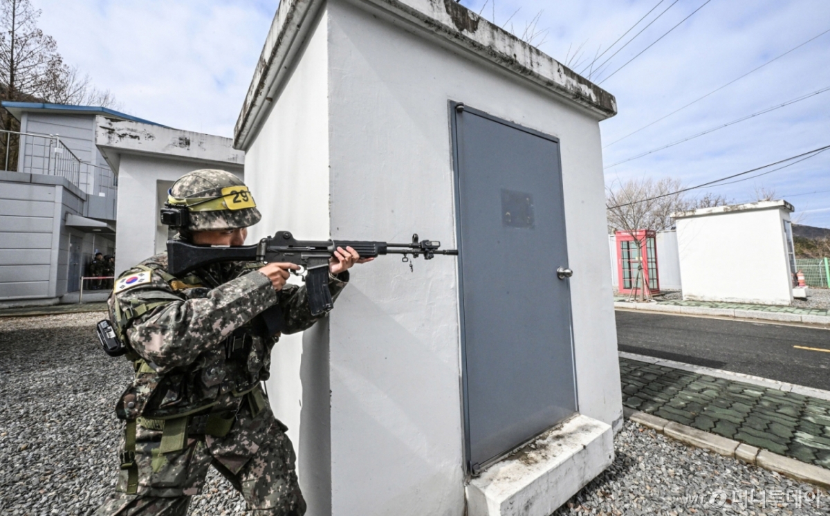 (서울=뉴스1) = 4일 서울 서초구 육군 52보병사단 서초 과학화예비군훈련장에서 진행된 예비군훈련 중 예비군들이 시가지 전술훈련을 하고 있다. (육군 제공. 재판매 및 DB 금지) 2026.3.4/뉴스1 Copyright © 뉴스1. All rights reserved. 무단 전재 및 재배포, AI학습 이용 금지. /사진=(서울=뉴스1)