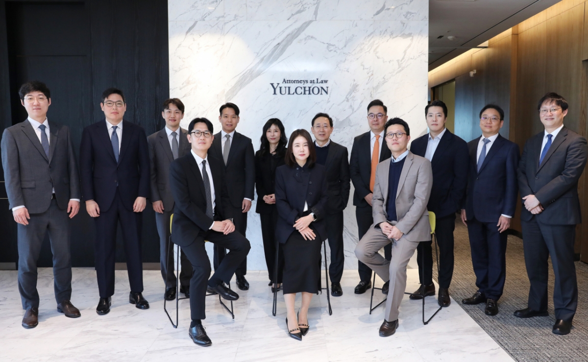 법무법인 율촌 미디어엔터팀 팀장 김문희 변호사(앞열 중앙)와 이용민(앞열 오른쪽), 권성국(앞열 왼쪽) 변호사 등이 구성원들과 함께 사진을 찍고 있다./사진제공=법무법인 율촌