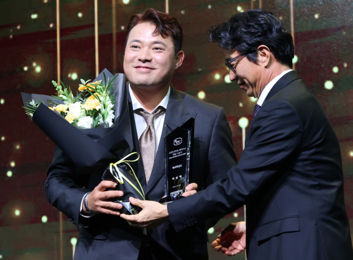 이승택이 지난해 2025 KPGA 제네시스 대상 시상식에서 해외특별상을 수상하고 있다. /사진=김진경 대기자
