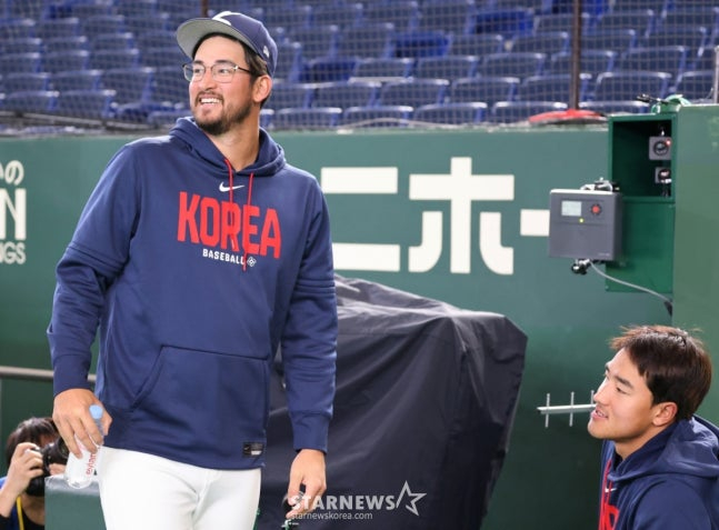 도쿄돔에 도착한 데인 더닝(왼쪽)과 안현민. /사진=강영조 선임기자