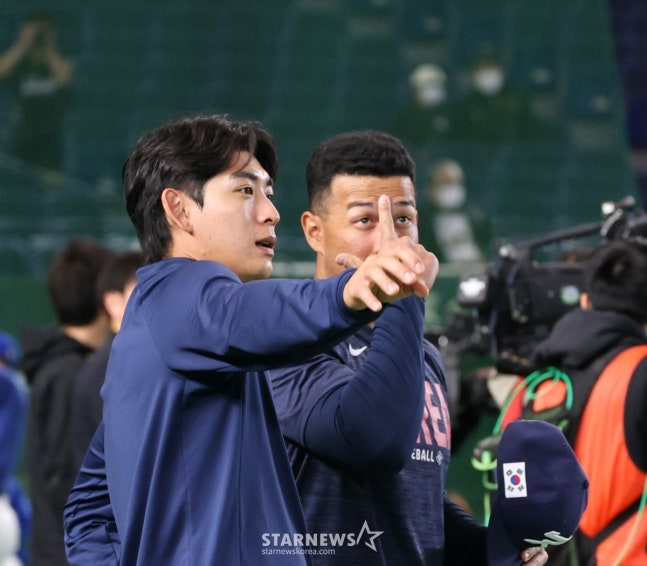 이정후(왼쪽)과 존스가 대화를 나누고 있다. /사진=강영조 선임기자