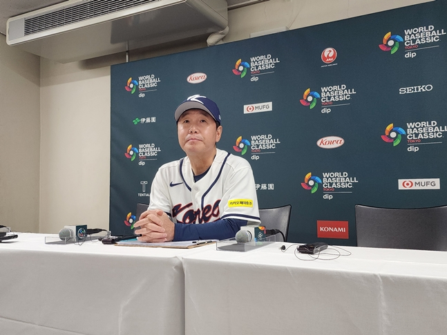 4일 기자회견에서 질문을 듣고 있는 류지현 감독. /사진=박수진 기자