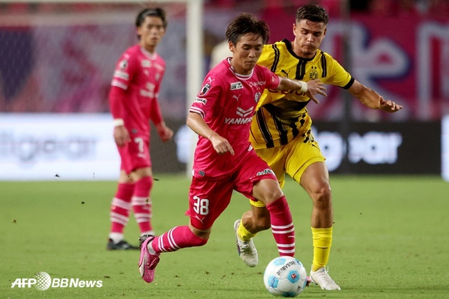 2024년 일본 오사카에서 열린 세레조 오사카(빨간색 유니폼)와 도르트문트(독일)의 친선 경기 모습.   /AFPBBNews=뉴스1