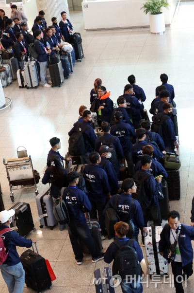 인천공항에서 E9비자로 입국한 캄보디아 노동자들이 이동을 하기위해 줄지어 기다리고 있다. 기사내용과 무관./사진=뉴스1.