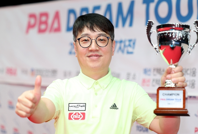 오성욱이 3일 '2025~2026 PBA 드림투어 7차전'에서 우승을 차지한 뒤 트로피를 들고 포즈를 취하고 있다. /사진=PBA 투어 제공