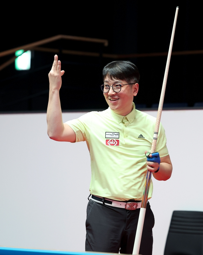 오성욱이 우승 후 3회 우승을 나타내는 손가락 3개를 펼쳐들며 기뻐하고 있다. /사진=PBA 투어 제공