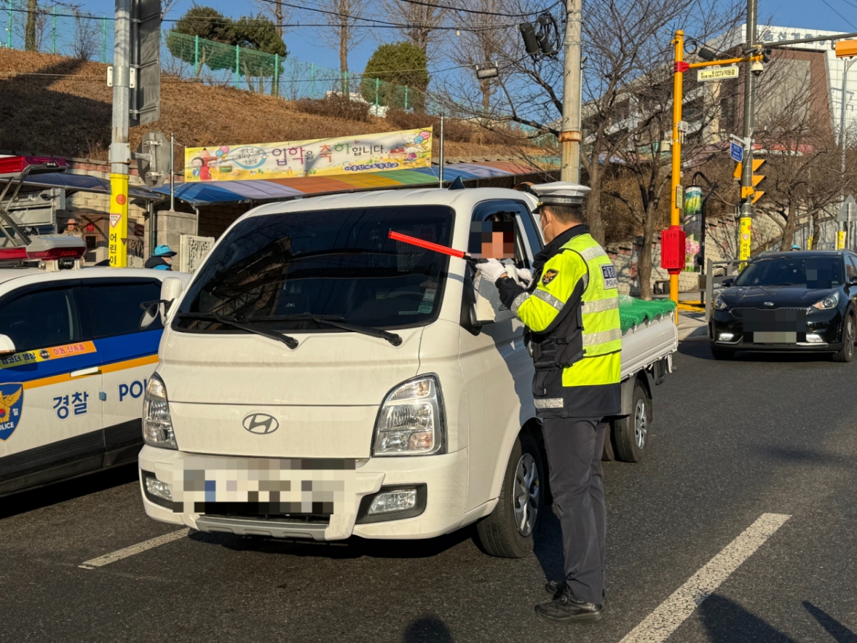 4일 오전 서울 노원구 월계동의 한 초등학교 인근에서 경찰이 음주운전 단속을 하는 모습. 사진은 기사 내용과 관련없음./사진=최문혁 기자.