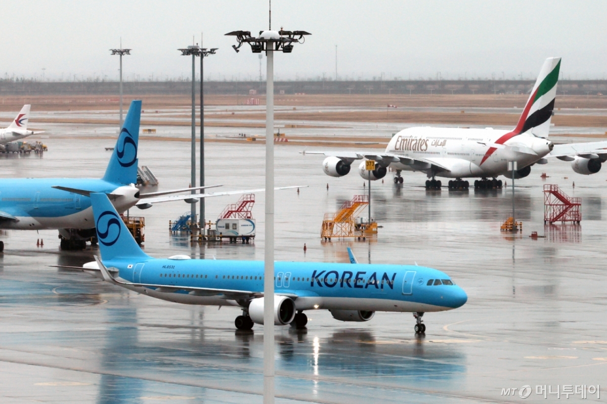 미국의 이란 공습으로 중동 지역의 군사적 긴장이 고조되면서 두바이행 등 일부 항공편이 운항 중단된 지난 2일 인천국제공항 주기장에 항공기가 세워져 있다. /사진=뉴시스