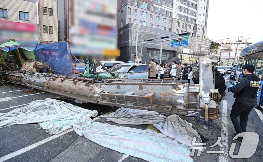 4일 오전 9시6분쯤 대구 수성구 만촌네거리 지하통로 공사 현장에서 천공기가 쓰러지는 사고가 발생해 3명이 다쳤다./사진=뉴스1