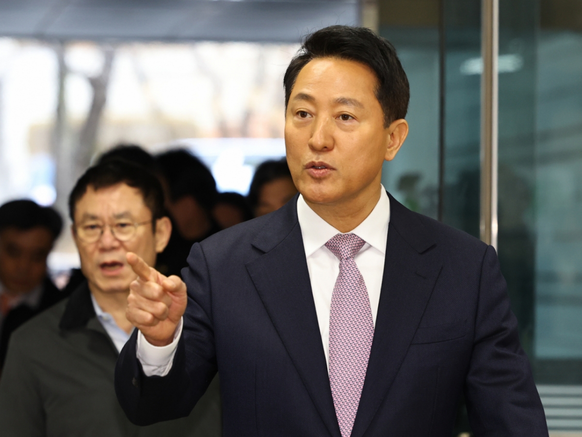 여론조사비 대납 의혹'을 받고 있는 오세훈 서울시장이 4일 오전 서울시 서초구 서울중앙지방법원에서 열린 정치자금법 위반 혐의 관련 1차 공판에 출석하고 있다. /사진=뉴시스