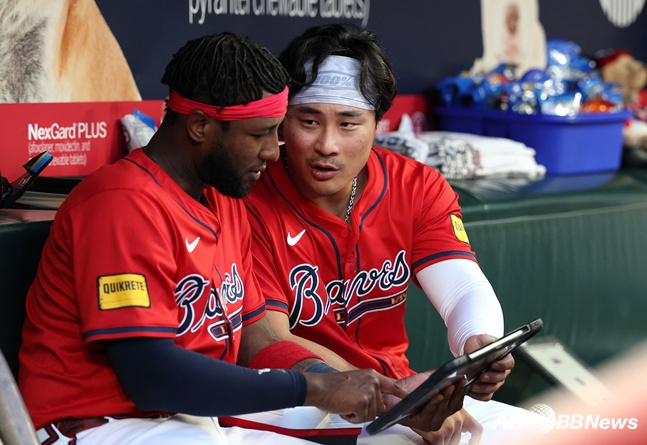 애틀랜타 브레이브스 팀 동료 김하성(오른쪽)과 주릭슨 프로파. /AFPBBNews=뉴스1