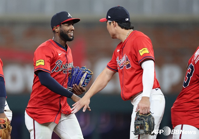 경기 승리 후 하이파이브를 하고 있는 김하성(오른쪽)과 프로파. /AFPBBNews=뉴스1