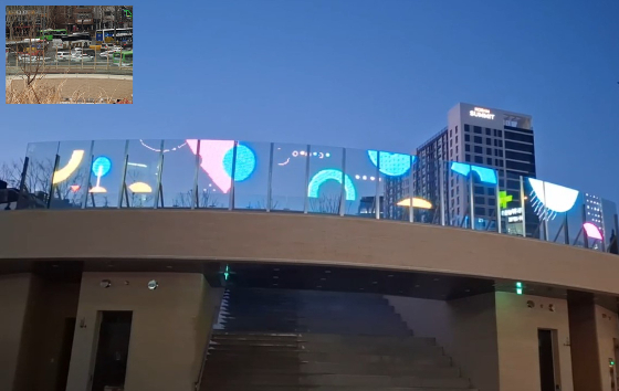 '말죽거리 근린공원' 설치된 피투에스지글로벌의 '투명 디스플레이 기반 미디어 난간'/사진제공=피투에스지글로벌