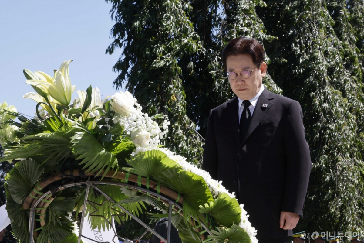 [마닐라=뉴시스] 최동준 기자 = 필리핀을 국빈 방문 중인 이재명 대통령이 4일(현지 시간) 마닐라 영웅묘지 한국전 참전기념비를 방문해 묵념하고 있다. 2026.03.04. photocdj@newsis.com /사진=