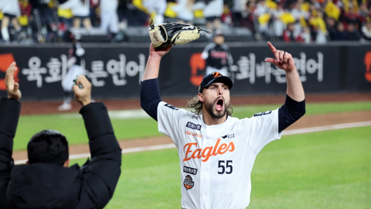 라이언 와이스가 지난해 10월 30일 대전한화생명볼파크에서 열린 2025 KBO리그 한화이글스와 LG트윈스의 한국시리즈 4차전에서 더그아웃으로 향하며 관중들에게 호응하고 있다. /사진=강영조 선임기자