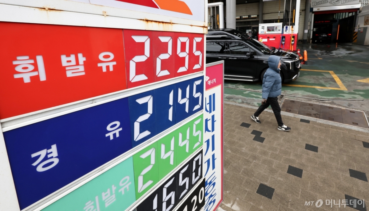 이란혁명수비대가 호르무즈 해협을 봉쇄를 선언하는 등 중동 분쟁 격화로 국제 유가가 급등하고 있는 3일 서울 시내 한 주유소에 휘발유·경유 가격이 표시되어 있다. 2일(현지시간) 4월 인도분 서부텍사스산 원유(WTI) 가격은 전장 대비 6.28% 급등한 배럴당 71.23달러에, 5월 인도분 브렌트유 가격은 6.7% 급등한 베럴당 77.74달러에 장을 마쳤다. 2026.3.3/뉴스1 Copyright © 뉴스1. All rights reserved. 무단 전재 및 재배포, AI학습 이용 금지. /사진=(서울=뉴스1) 최지환 기자