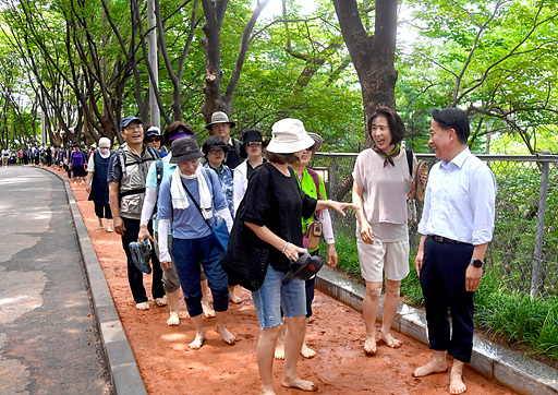 황톳길을 즐기는 서대문구 주민들. /사진제공=서대문구